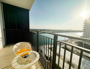 Vibrant 2BR Lake View withPool&Gym Access 430B1